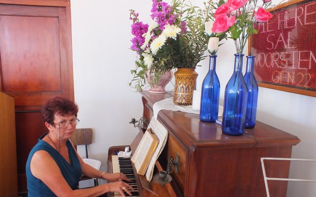 Die “goue hand” van enige koor, die begeleier wat nooit op foto’s verskyn nie, Annaline Die gesamentlike kerkkore van Gansbaai NG-gemeente en die VGK-gemeente in Blompark, wat gewys het waartoe hulle in staat is Reinke getrou op haar pos agter die klavier tydens die gesamentlike Erediens in Blompark